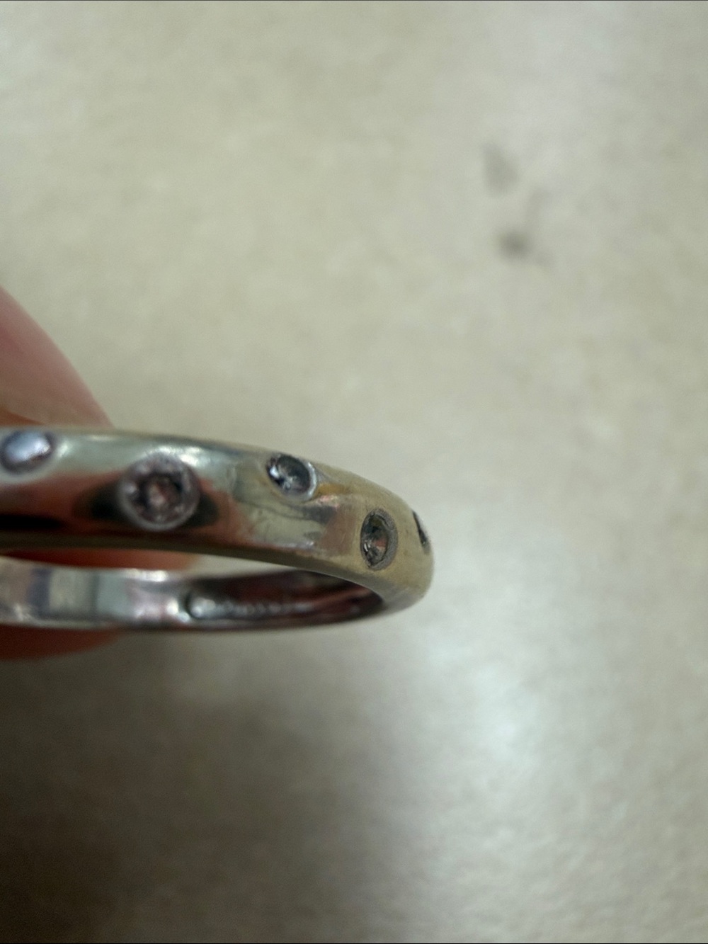 10k White Gold with embedded diamonds - Picture 2 of 3